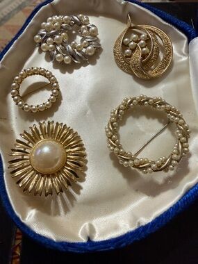 5 piece pearl  & Gold-Tone plus one silver  Multi-Brooch Set